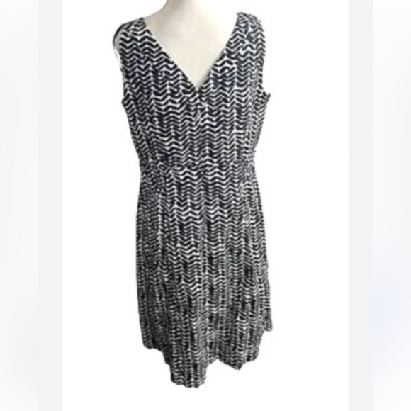 East 5th Dresses & Skirts - NWT East 5th Women’s Sz 12 Black & White Shift  Double V Neck 100% Cotton